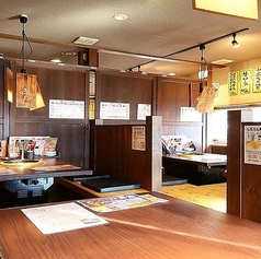 【座敷席:最大44名様まで】店内奥に広がる座敷席は、昭和レトロな雰囲気が魅力。どこか懐かしさを感じられる空間です。足元は掘りごたつ仕様で、冬場は床暖房の為、温かさに包まれます。6名様テーブル席が4卓と4名様テーブル席が3卓、8名様テーブルを1卓ご用意。ご利用人数に応じて、パーテーションで分けれます。