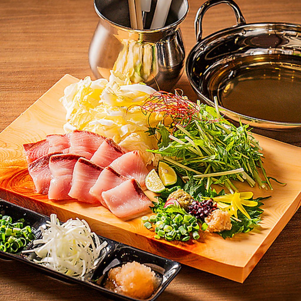 脂がのったぶりを繊細な特製だしでしゃぶしゃぶし、口の中でとろける絶品の味わいをお楽しみください