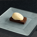 料理メニュー写真 チョコレートのテリーヌ　バニラアイス添え