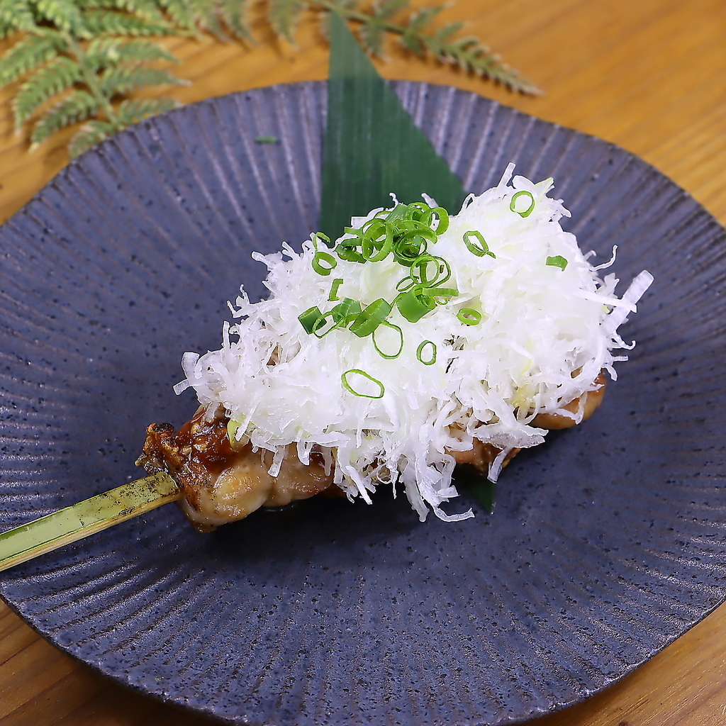 串焼き以外も充実！おつまみから〆まで揃う多彩な一品料理。こだわりが詰まった一皿をご賞味あれ♪