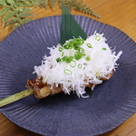 串焼き以外も充実！おつまみから〆まで揃う多彩な一品料理。こだわりが詰まった一皿をご賞味あれ♪