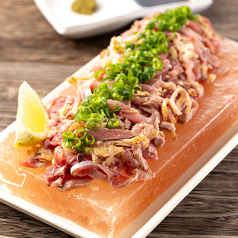 親鶏もも肉の炙り刺し　岩塩盛り