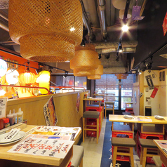 明るく開放的な店内にはテーブル席が広がります。当店はお仕事帰りのサク飲み～大勢での宴会まで幅広い人数に対応しており、ご利用人数に応じてお席の調整は柔軟に対応いたしますので、お気軽にご相談ください。