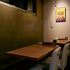 【2人がけのテーブル席】スタイリッシュな2人がけのテーブル席をご用意しております。お洒落で落ち着いた雰囲気のテーブル席は、デートや記念日・誕生日などに最適です。また、利用人数に応じて座席のカスタマイズが可能です♪最大12名様までご利用可能のため打ち上げや会社宴会など中規模の集まりにもご利用いただけます！