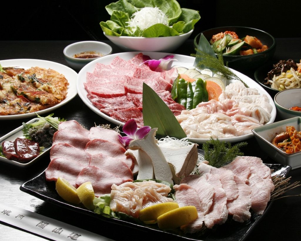 焼肉とホルモンの多彩コース！お酒のおつまみ、刺身、ホルモン、焼肉などフルコースで！4500円