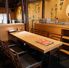 2Fにはご家族の方にも最適な6人掛けテーブルをおひとつご用意しております。