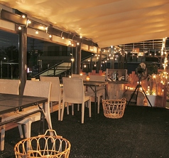 テラス席は12名様までご利用可能な広々空間！屋根付きなので雨でも安心！準備不要で屋外BBQをお楽しみ頂けます！また、ワンちゃんと一緒でも楽しめます！(リードの着用をお願いします。）