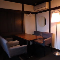 【禁煙】2Fテーブル席はご利用人数に応じてご用意。リラックス出来るオシャレで落ち着いた空間のお部屋です。ご予約はお早めに。