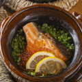 料理メニュー写真&nbsp;葱たっぷりサーモンイクラ土鍋ご飯