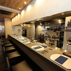 落ち着きのある雰囲気のカウンター席