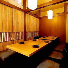 ゆったりとお寛ぎいただける空間は、様々なシチュエーションにご対応可能なこだわりの空間です！同窓会、歓送迎会など、各種宴会にぜひご利用ください！誕生日・記念日におすすめのサプライズ特典もご用意しております。