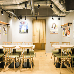 お店の奥に位置するテーブル席エリアは、落ち着いて食事を楽しみたい時にぴったりです◎一段上がった小上がりのような雰囲気もあり、プライベート感のある宴会にもおすすめ★上着や荷物を置ける棚も完備しているので、手ぶらでゆったり寛げます♪丁寧に低温調理された「もつ刺し」を囲んで、上質な夜をお楽しみください◎