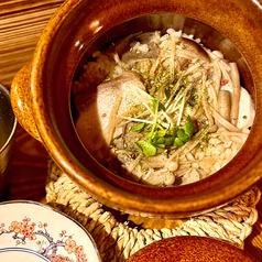 出汁の効いた色々キノコと鰤の土鍋ごはん
