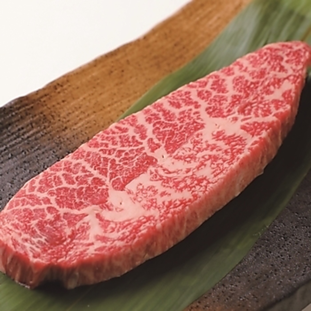 牛１頭からわずかしか取れない希少部位の ミスジを1枚焼きで。