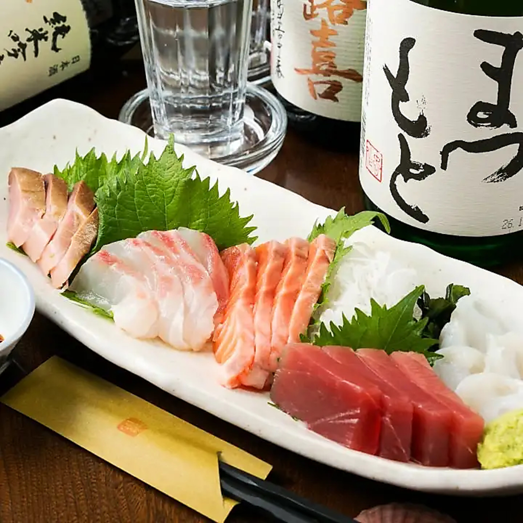 目利きの店主が選び抜いた新鮮な魚を、鮮度抜群の刺身でご提供。目にも舌にも嬉しい一品が勢ぞろい。