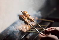 炭にこだわる本格焼き鳥や、朝引きの鮮度抜群の鶏刺☆