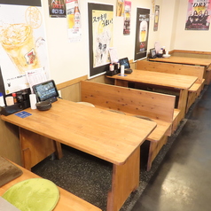 【4名テーブル×2卓】【3名テーブル×1卓】 ゆったりとくつろげるテーブル席は、気の置けない仲間やご家族との食事に最適です。職人が丁寧に焼き上げた焼鳥をみんなで囲み、心ゆくまで楽しい時間をお過ごしください。