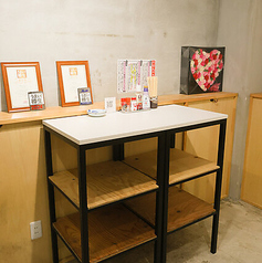 コンクリート壁の無骨な格好良さが際立つ、シンプルを極めた席料不要の立ち飲みエリア◎荷物置きも完備されており、仕事帰りの一杯をスマートに楽しめます★「うま樽生」の認定証が飾られた信頼の空間で、最高の状態のドリンクとこだわりの串焼きを堪能。料理の旨みが一層引き立ちます♪