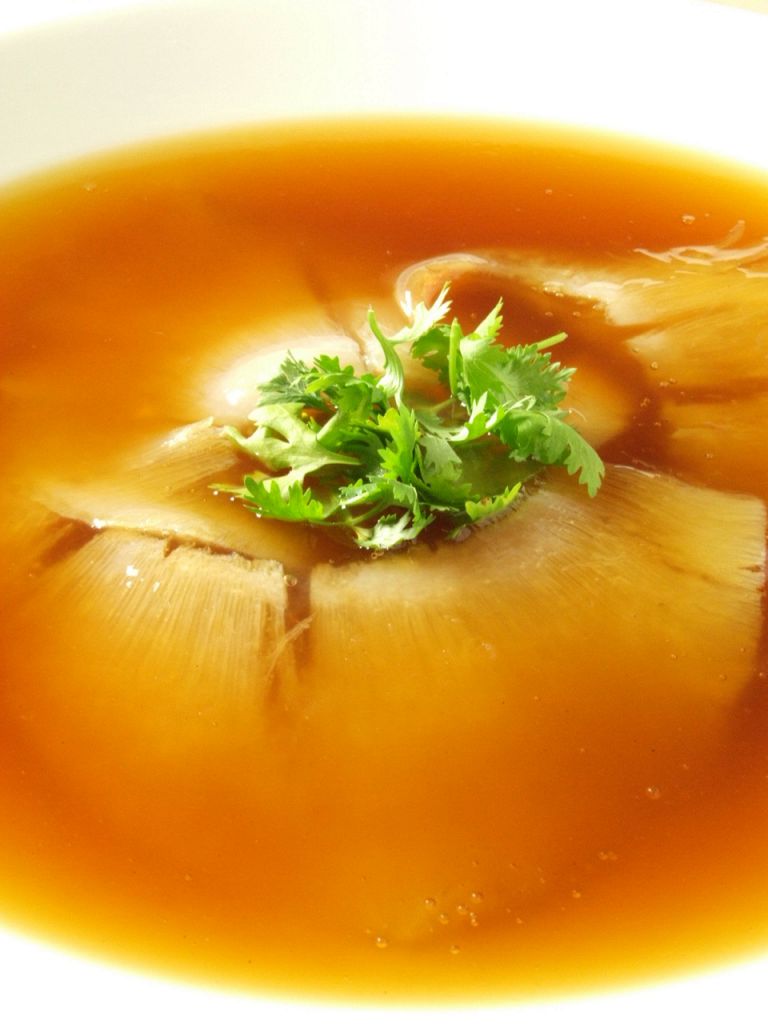 フカヒレの姿煮や北京ダックなど、豪華な本格中華も堪能できます。大切な方とのお食事にもぜひ。