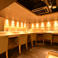 シンプルながら洗練された内装は大人のための上質な空間