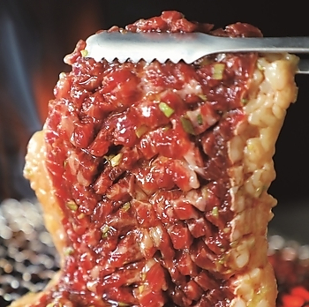 【北海道産榎本牧場牛】釜漬けガーリックカルビ!やわらかで脂が少なく、 赤身の美味しさを贅沢に堪能