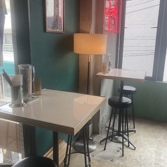 【テーブル席】デートやおしゃべりを楽しむお食事におすすめのお席です。居心地のいい店内でゆったりとお過ごしください。