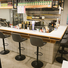 白タイルの清潔感とハイチェアがスタイリッシュなコーナーカウンターです★お酒の瓶が並ぶバックバーを眺めながら、ちょっとオシャレに一杯いかがでしょうか♪お一人様はもちろん、カップルでのご利用にも最適◎タップから注がれる最高の一杯と、鮮度抜群の素材を活かした特製ダレのやきとんで、会話も弾むこと間違いなし★
