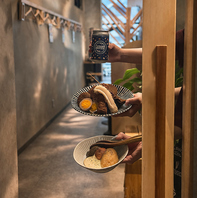 明るい店内で継ぎ足しのおでんが味わえる２号店！