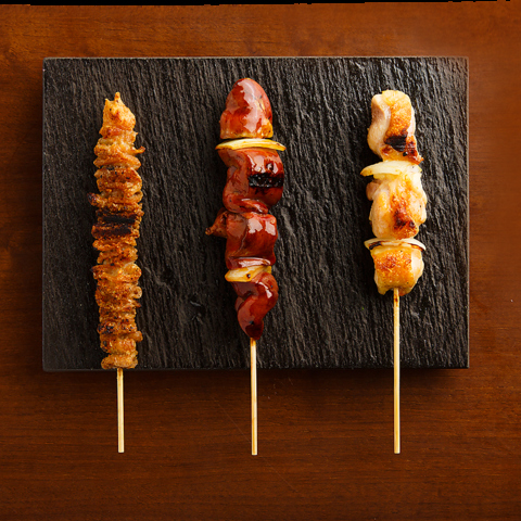老舗で修業した店主が、炭火で焼き上げる新鮮な焼き鳥。焼き鳥に合うお酒も楽しめる