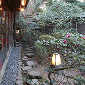 店内に一歩入ると広がる、情緒豊かな内庭が自慢です。丁寧に整えられた緑や季節の花々が、お客様を京の世界へと誘います。お食事の合間にふと目を向ければ、そこには京都らしい静寂と美しさが広がっており、観光の思い出をより深いものにしてくれます◎都会の真ん中にいることを忘れるような、癒しの空間をご提供します。