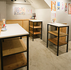 清潔感あふれる白い天板のテーブルは、おつまみの小皿を並べてもスッキリ楽しめます★メニューポスターを眺めながら、次の一杯を考える時間もまた楽しみのひとつ♪「お疲れ様」の一杯を誰よりも美味しく感じられるよう、心を込めたおもてなしと最高の一串をご用意しております★