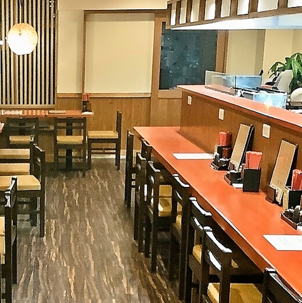 お一人様大歓迎のカウンター席も充実ご用意♪サクッとお食事やサクッと飲みを是非お楽しみください。