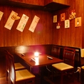 ゆったりくつろげるテーブル席をご用意♪温かみのある抑えた照明が広々とした店内を心地よく照らし出します。4名様掛けのテーブルを5卓ご用意しておりますので、お友達や気の合う仲間同士、ご家族様でのお食事など、様々なシーンにご利用いただけます。心地よい時間をお過ごしください☆
