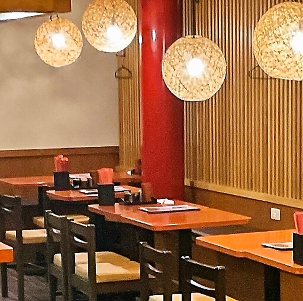 明るい雰囲気のテーブル席が充実♪飲みの場でも家族の食事でもどんなシーンでもご利用いただけます！