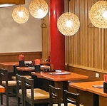 明るい雰囲気のテーブル席が充実♪飲みの場でも家族の食事でもどんなシーンでもご利用いただけます！