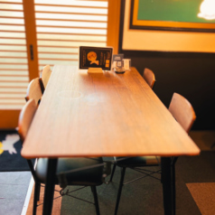 店内には4名様用・6名様用のテーブル席をご用意しております。使い勝手の良いテーブル席は、人数や用途に応じてご利用可能◎同僚との飲み会やご友人同士のお集まりなど幅広いシーンにおすすめです♪多彩な居酒屋メニューを揃えておりますので、豊富なお酒と共にごゆっくりとお楽しみください。