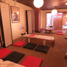 仕切りのあるテーブル席もご用意ございます。