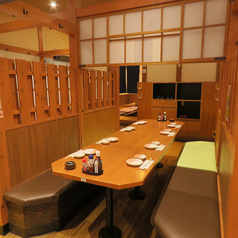 【大小さまざまなお席をご用意】店内は温かみのある明かりで雰囲気抜群♪気の合うお友達との飲み会や女子会などに是非ご利用ください。お席は人数に合わせてご用意できます。ご相談ください!新鮮な海の幸を味わいながら、ゆったりとおくつろぎください。