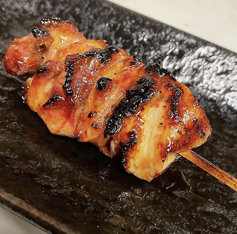備長炭でふっくらジューシーに焼き上げる絶品焼き鳥！