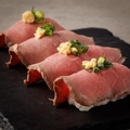 料理メニュー写真 ローストビーフ寿司　一貫　数量限定