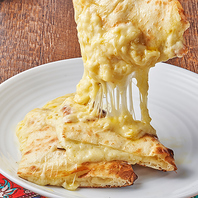 チーズナンをはじめ７種のナンをお楽しみいただけます♪