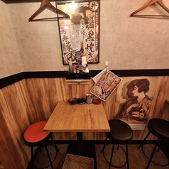 12時からの昼飲みデートや、お買い物帰りの休憩に最適な2名様席。全席喫煙可能で、お煙草を楽しみながら肩を並べてゆったりとお寛ぎいただけます。生田ロードの賑わいを感じつつ、二人の会話が自然と弾む居心地の良い空間です。自慢の黒おでんや串焼きを肴に、お好みのカップ酒で乾杯する至福のひとときをどうぞ。