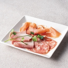 厳選ハム＆生ハムとサラミの三種盛り Assorted Ham & Salami（3types)