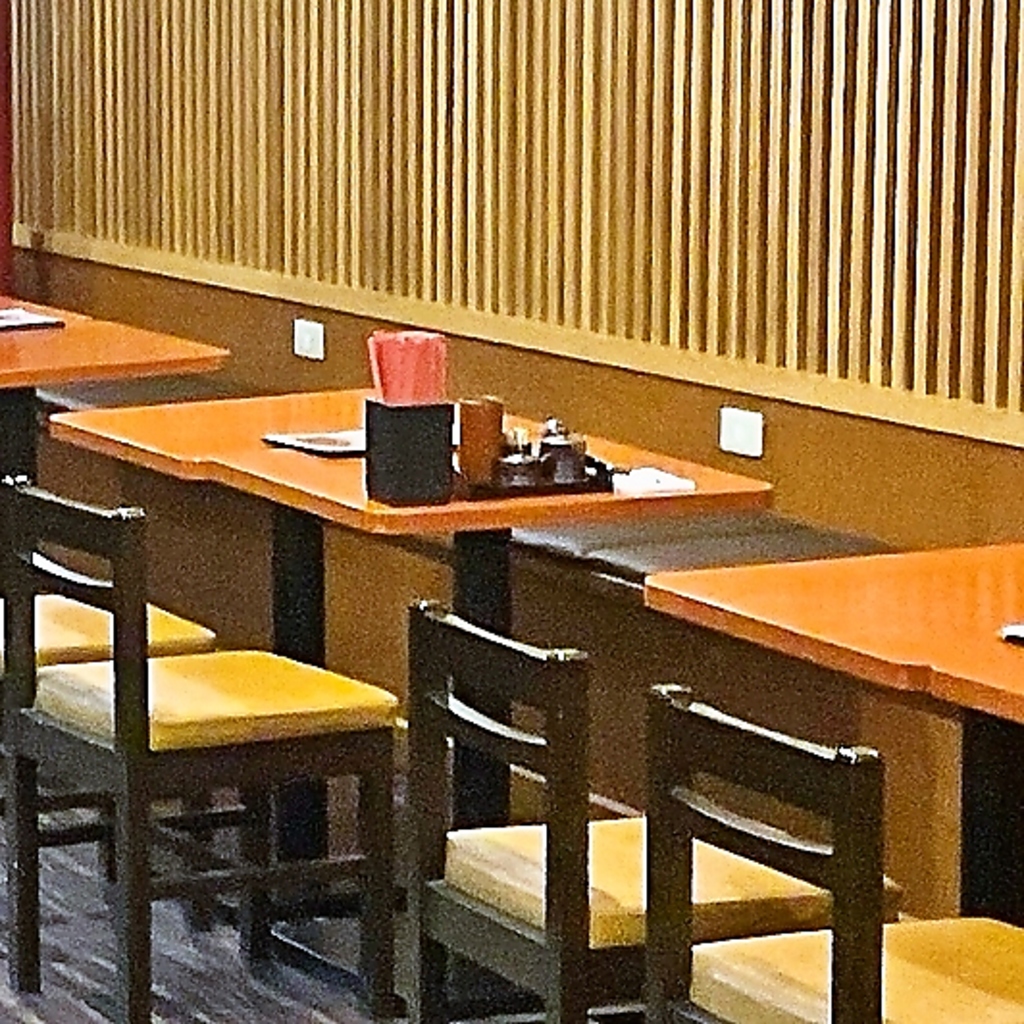 大人数でのご宴会にも♪テーブル席も広々で、開放的にお食事やお飲み物をお楽しみいただけます！