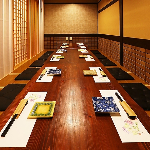 岡山駅から徒歩3分。木彫りの看板が目印。旬の岡山食材を味わえる大人の居酒屋。
