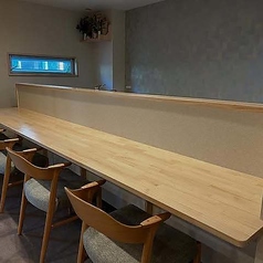 スタッフと会話を楽しむのも良し!1人でしっぽり飲むのも良し!