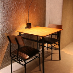 【2名テーブル×1卓】ダーツ場のお隣に2名席を用意しております♪