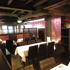 【1階：カップルや友人同士に◎】 三宮駅近という立地ながら、落ち着いて会話を楽しめる1階フロア。お買い物の合間やデートなど、少人数でのお食事に最適です◎シックな内装が、神戸牛を囲む楽しいひとときをさらに特別なものにしてくれます。