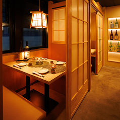 落ち着いた和の雰囲気が漂う2~4名様向けの個室は、デートや少人数での食事に最適。周囲を気にせず会話と料理を楽しめる設えで、ゆったりとした時間をお過ごしいただけます。温かみのある照明と木の質感が、料理や日本酒の味わいをより一層引き立てる、大人のための空間です。