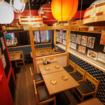 内装にこだわったテーブル席！料理の美味しさを引き立てる内観から生まれる雰囲気も大切にしています